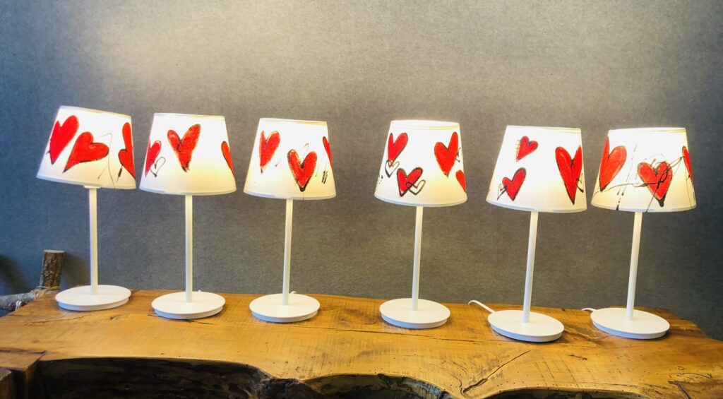 Lampada da tavolo CUORI ROSSI