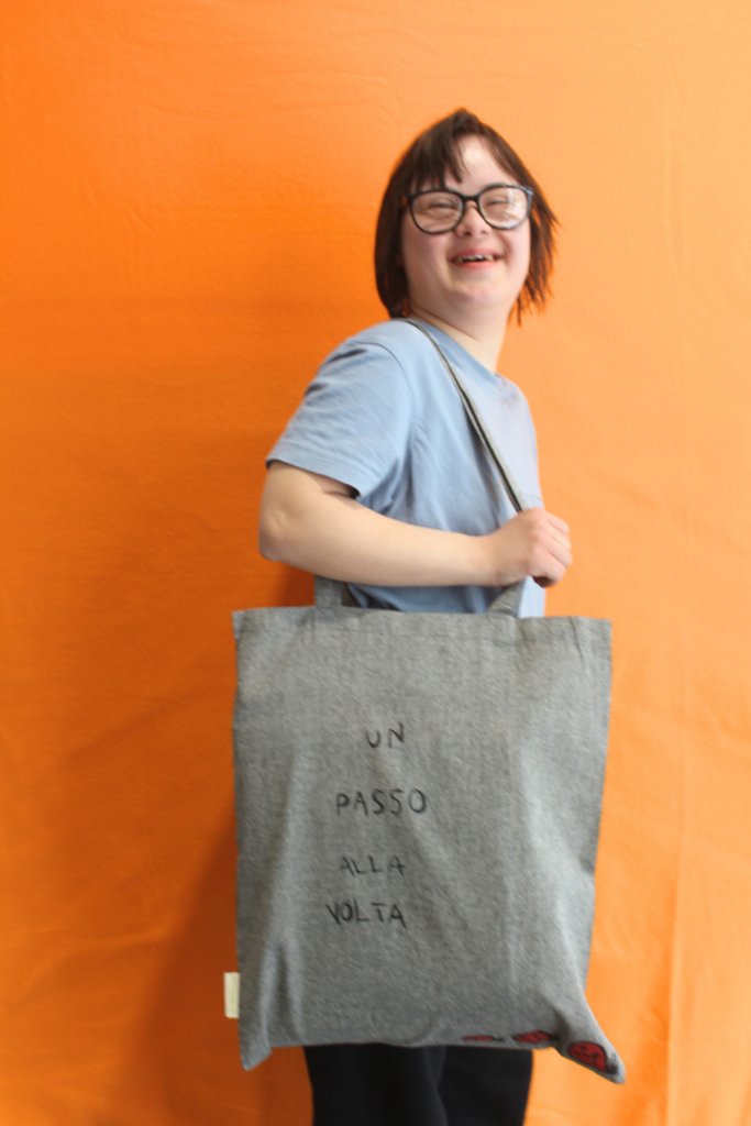 Borsa con frase "UN PASSO ALLA VOLTA" Angelica